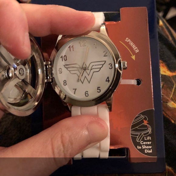 Wonder Woman spinner wristwatch - Picture 2 of 3